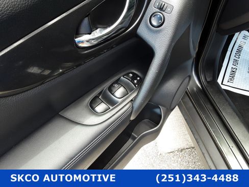 Used 2018 Nissan Rogue SV image 22