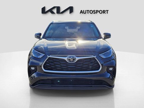 Used 2023 Toyota Highlander XLE image 2