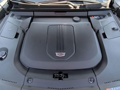 Certified 2024 Cadillac Lyriq Luxury AWD/4WD image 15