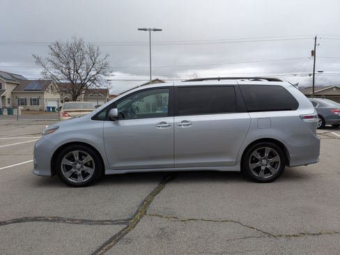 Used 2017 Toyota Sienna SE image 9