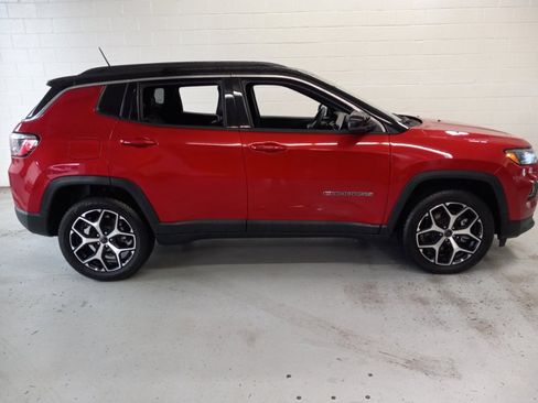 Used 2025 Jeep Compass Limited AWD/4WD image 2