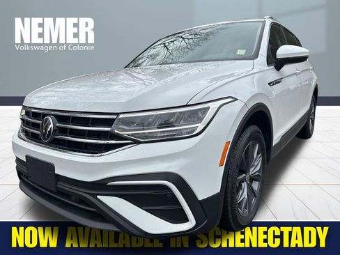 Certified 2022 Volkswagen Tiguan SE w/ Panoramic Sunroof Package image 1