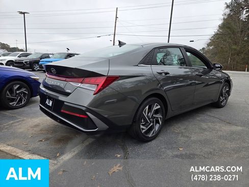 Used 2025 Hyundai Elantra Limited image 11