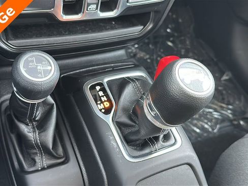 Used 2025 Jeep Wrangler Unlimited Sahara image 23