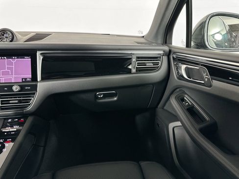 Certified 2025 Porsche Macan image 30