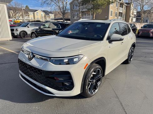 Used 2025 Volkswagen Tiguan SEL R-Line image 18