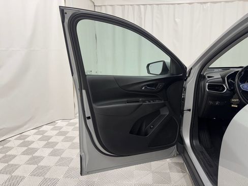 Used 2022 Chevrolet Equinox LT w/ Driver Convenience Package image 11