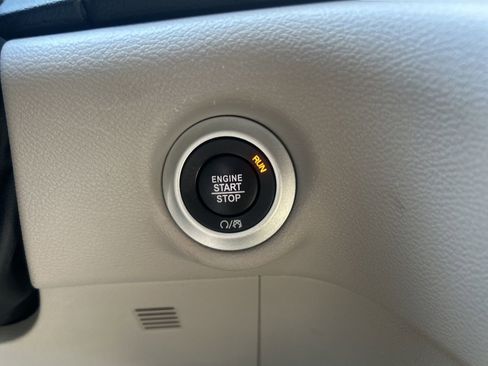 Used 2024 Chrysler Pacifica Touring-L image 32