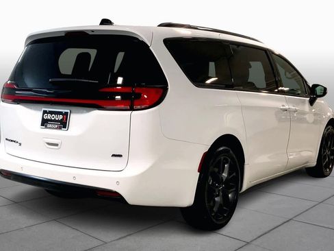 Used 2023 Chrysler Pacifica Touring-L w/ S Appearance Package image 12