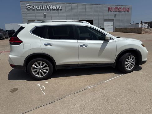 Used 2017 Nissan Rogue SV FWD image 6