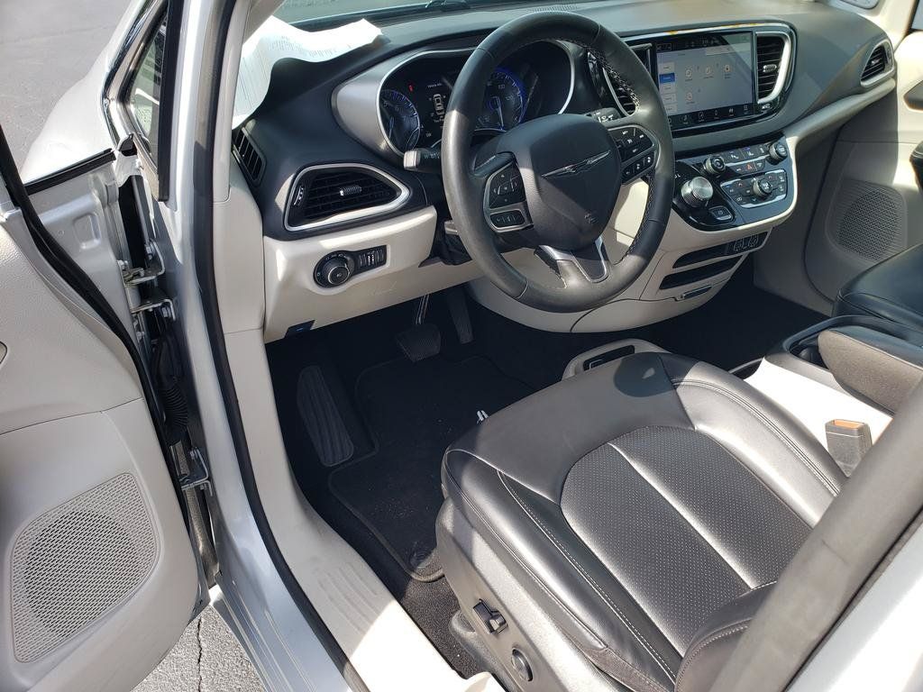 Used 2023 Chrysler Pacifica Touring-L FWD image 11