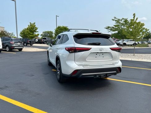 Used 2022 Toyota Highlander XLE AWD/4WD image 9