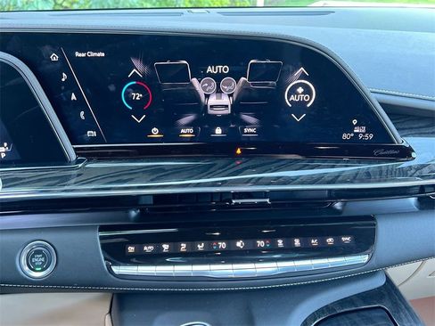 Used 2024 Cadillac Escalade Premium Luxury image 18