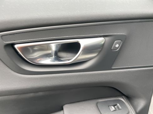 Used 2025 Volvo XC60 B5 Plus image 31