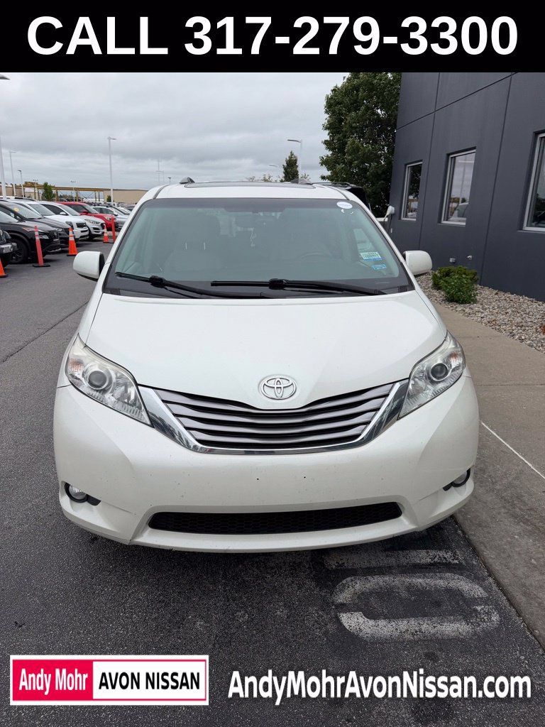 Used 2017 Toyota Sienna XLE Premium FWD image 2