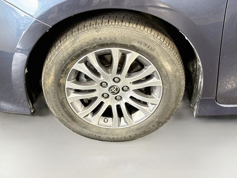 Used 2020 Toyota Sienna XLE FWD image 36