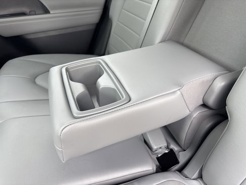 Used 2022 Toyota Highlander XLE AWD/4WD image 31