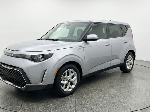 Used 2025 Kia Soul LX w/ LX Technology Package FWD image 3