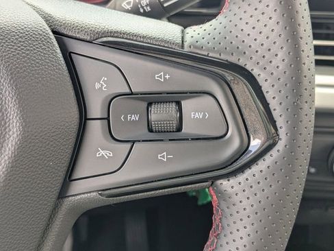 Used 2025 Chevrolet Trax RS w/ Sunroof Package FWD image 24