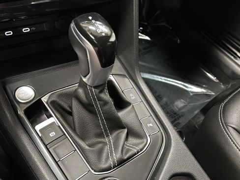 Used 2024 Volkswagen Tiguan SE R-Line AWD/4WD image 19