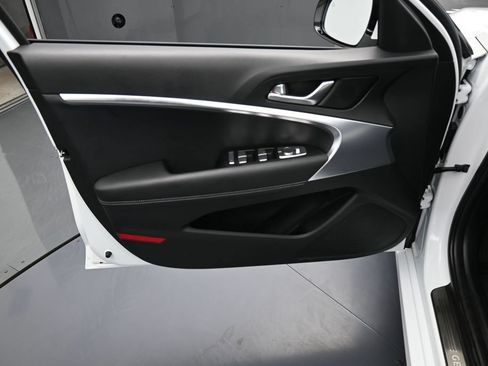 Used 2025 Genesis G70 2.5T RWD image 12