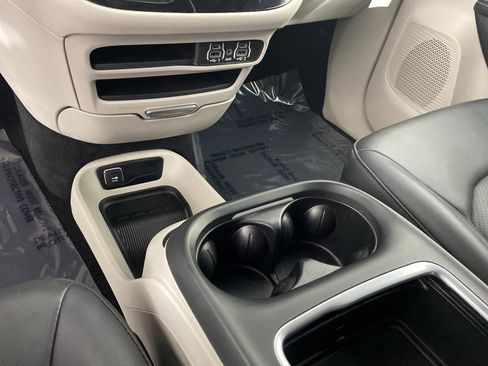 Used 2024 Chrysler Pacifica Touring-L image 30