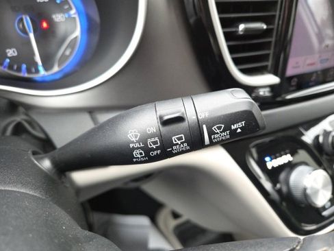 Used 2022 Chrysler Pacifica Touring-L image 53