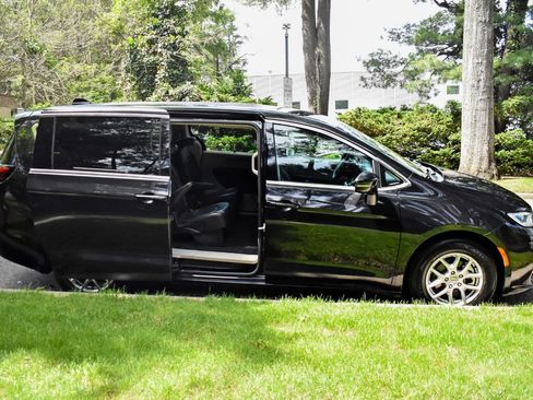 Used 2024 Chrysler Pacifica Touring-L FWD image 12