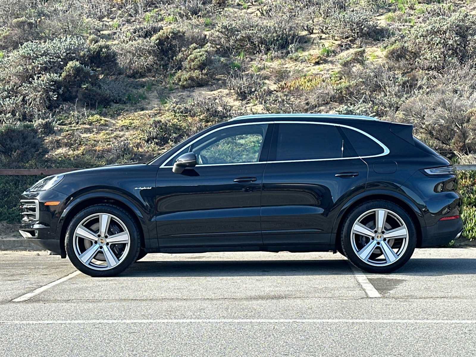 Certified 2024 Porsche Cayenne AWD/4WD image 2