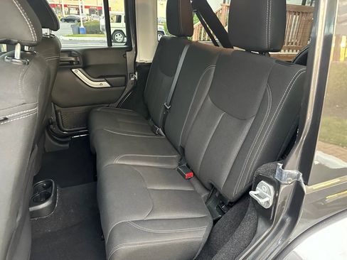 Used 2017 Jeep Wrangler Unlimited Sahara w/ Connectivity Group AWD/4WD image 20