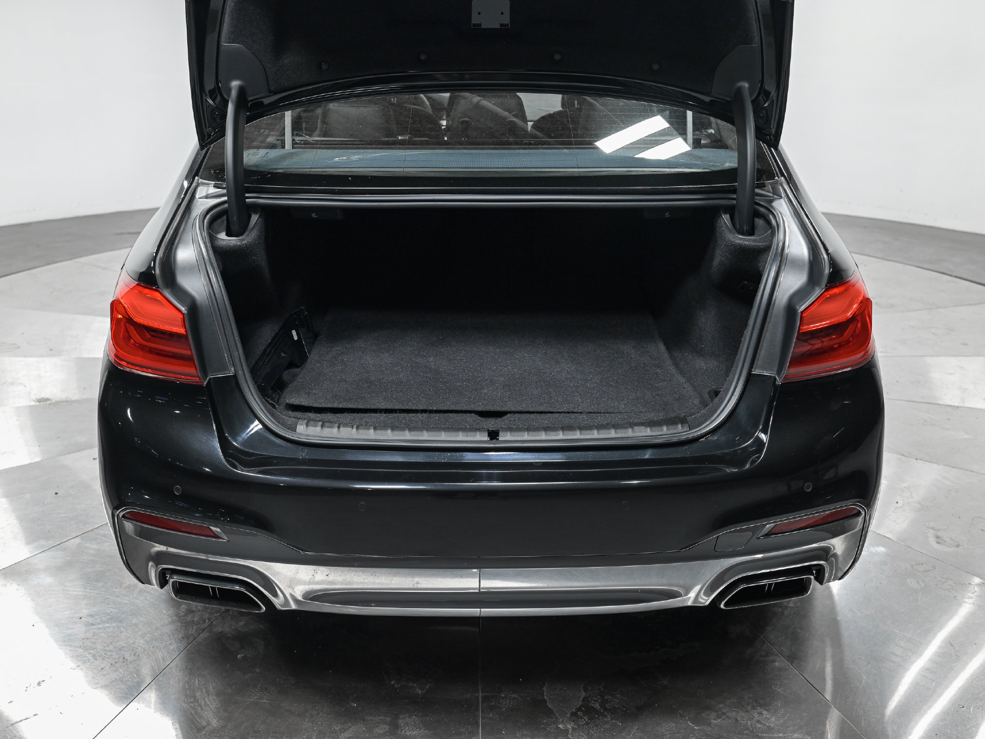 Used 2019 BMW M550i xDrive w/ Premium Package AWD/4WD image 6