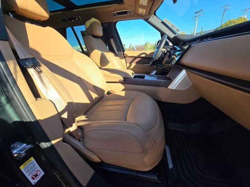Used 2025 Land Rover Range Rover SE image 11