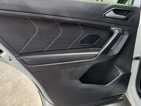 Used 2023 Volkswagen Tiguan SE w/ Panoramic Sunroof Package FWD image 8