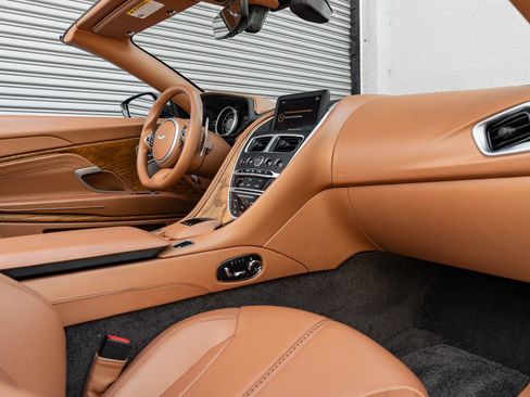 Used 2019 Aston Martin DB11 Volante RWD image 2