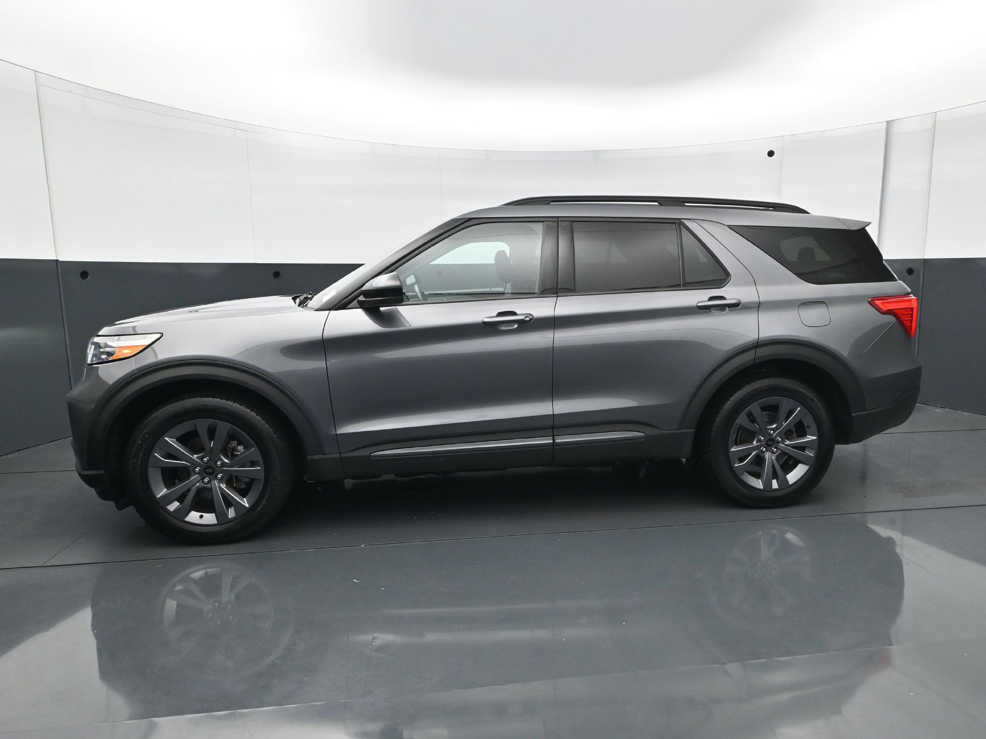 Used 2022 Ford Explorer XLT w/ Equipment Group 202A AWD/4WD image 3
