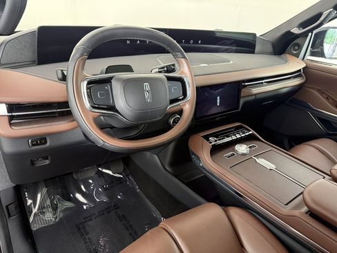 Used 2025 Lincoln Navigator Reserve AWD/4WD image 19