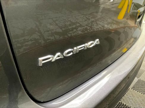 Used 2017 Chrysler Pacifica Touring image 9