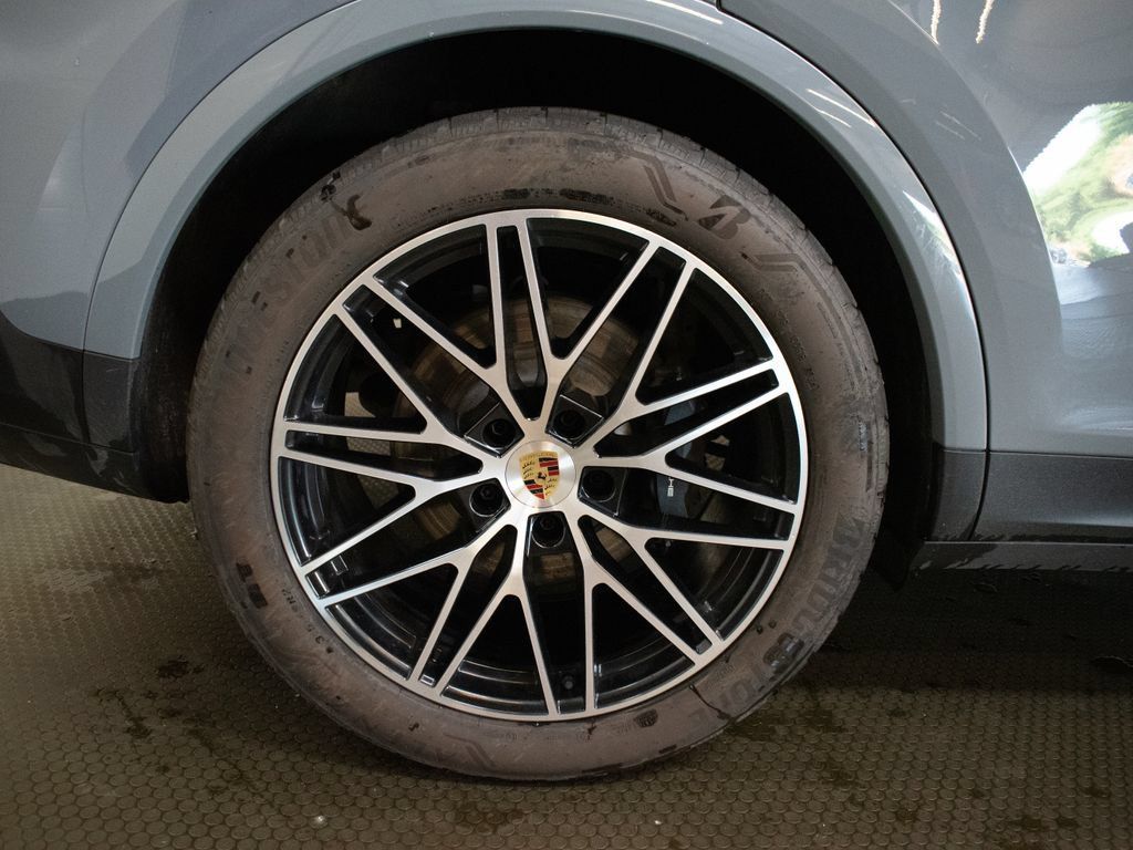 Certified 2024 Porsche Cayenne AWD/4WD image 17