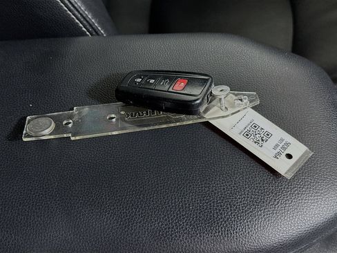 Used 2021 Toyota RAV4 XLE w/ Convenience Package FWD image 33