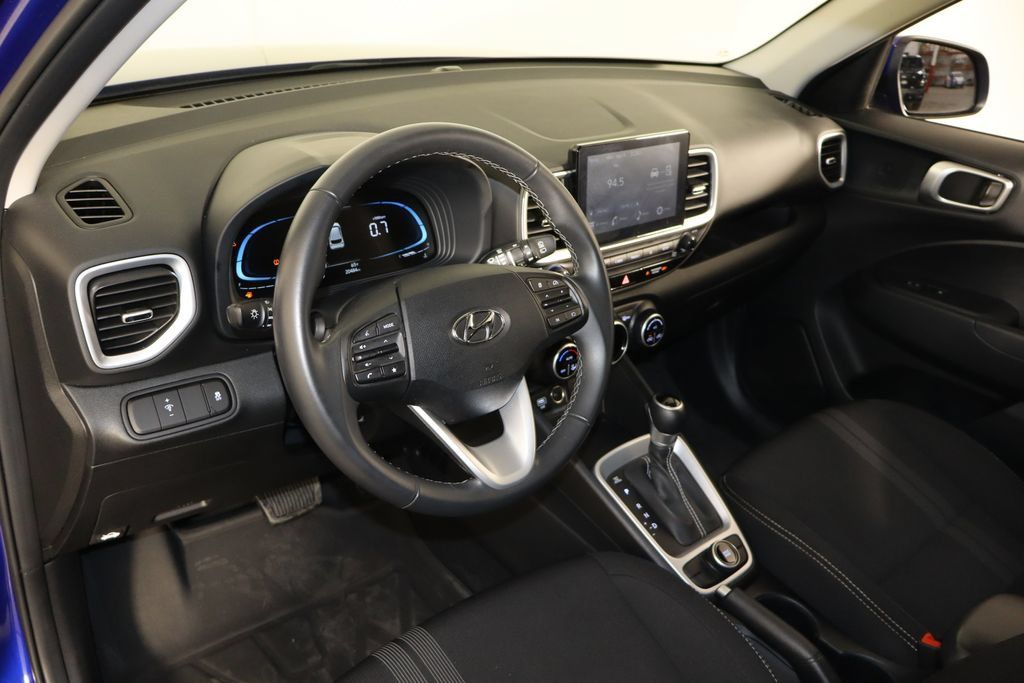 Used 2025 Hyundai Venue SEL FWD image 24