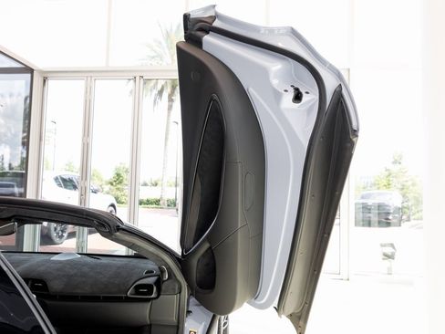 Used 2025 McLaren Artura Spider image 32