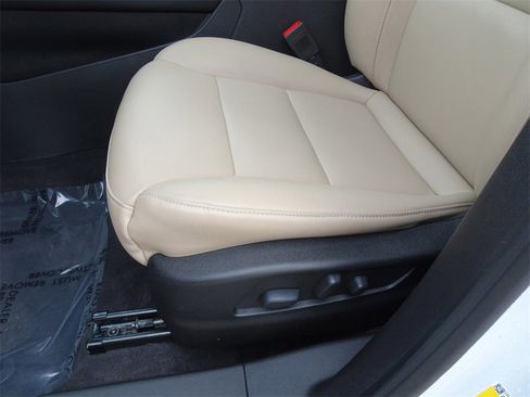 Certified 2024 Cadillac XT4 Luxury w/ Cold Weather Package image 9