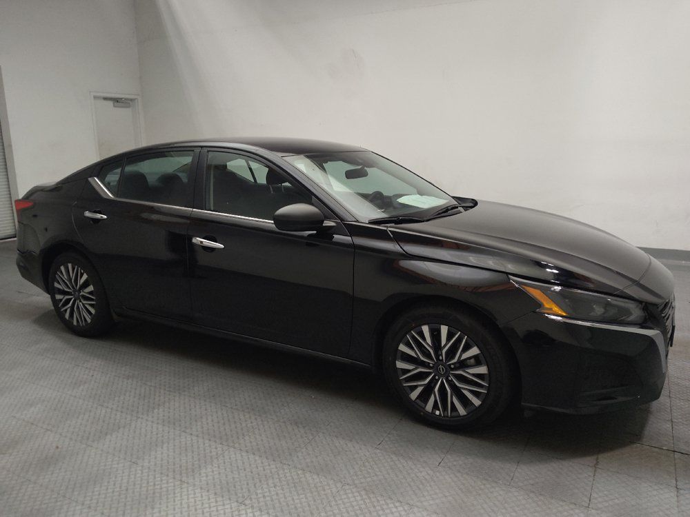 Used 2025 Nissan Altima 2.5 SV FWD image 11
