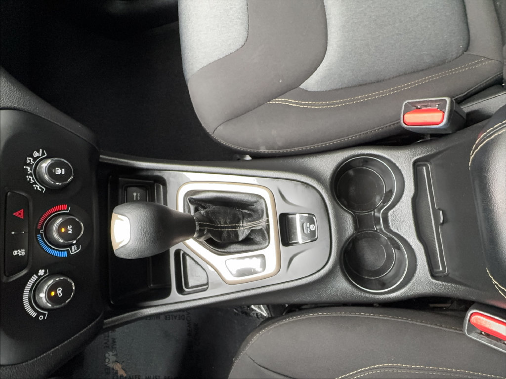 Used 2018 Jeep Cherokee Latitude w/ Altitude Package FWD image 40