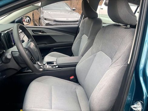 Used 2025 Toyota Camry LE image 8