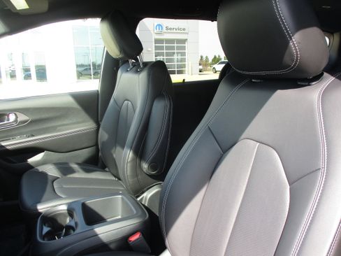 New 2026 Chrysler Pacifica Select FWD image 34