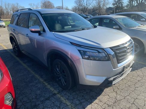 Used 2024 Nissan Pathfinder SV image 4