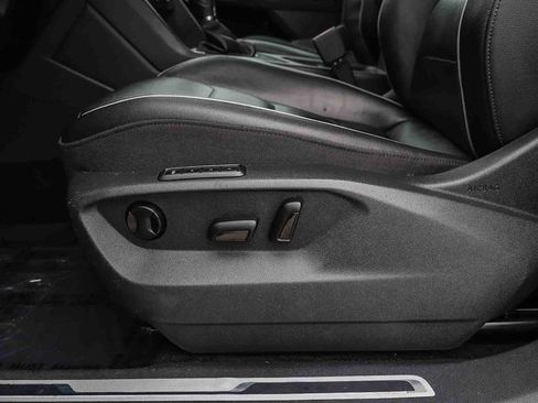 Used 2018 Volkswagen Tiguan SEL Premium FWD image 22