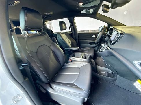 Used 2026 Chrysler Pacifica Select image 33