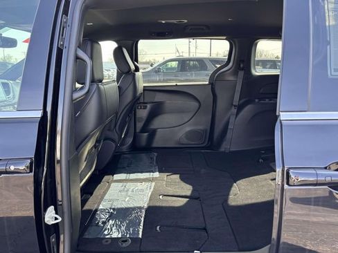 New 2026 Chrysler Pacifica Select w/ S Appearance Package image 7